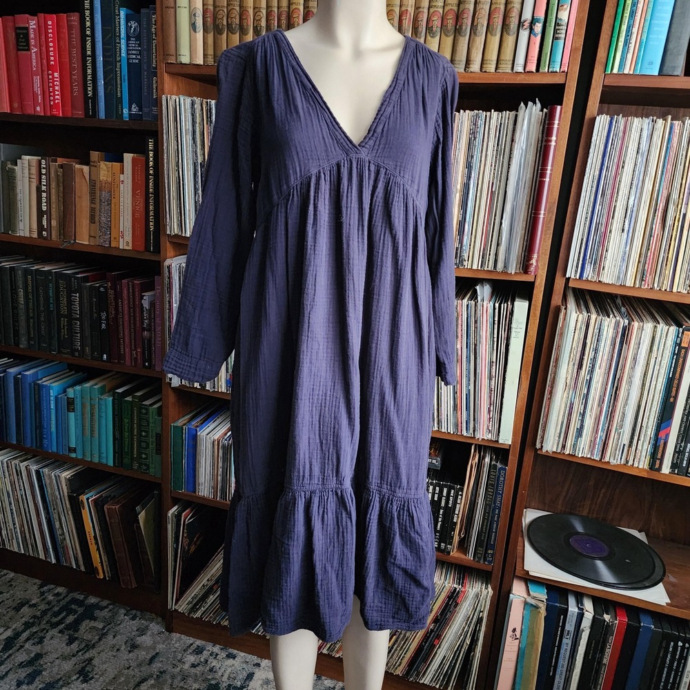 Dark blue Xirena dress below the knee, dress with pockets, made in USA